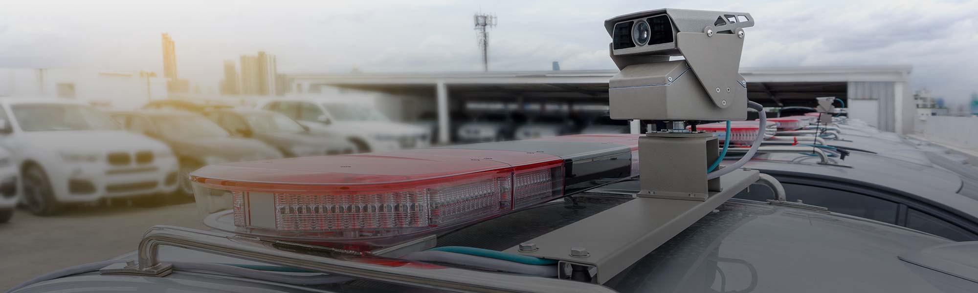 ナンバープレートの自動読取を警察車両に配備